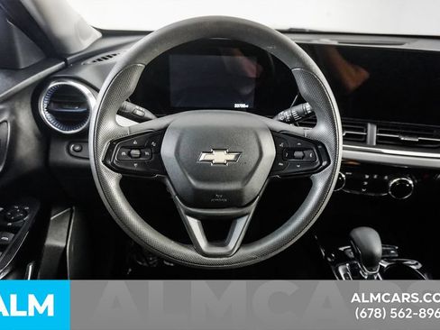 Used 2025 Chevrolet Trax LT FWD image 25