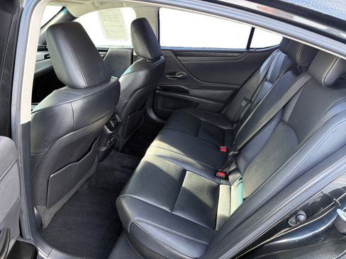 Used 2022 Lexus ES 300h w/ Premium Package image 16