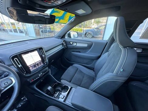 Certified 2025 Volvo XC40 B5 Plus AWD/4WD image 22