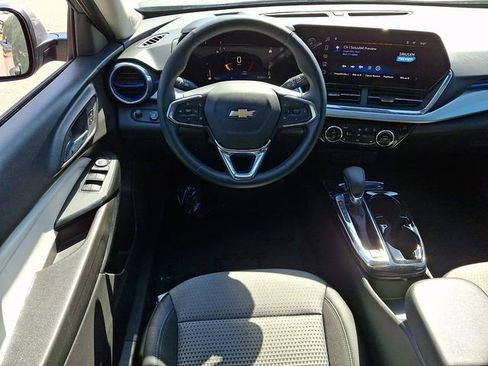 Used 2025 Chevrolet Trax LT w/ LT Convenience Package FWD image 13