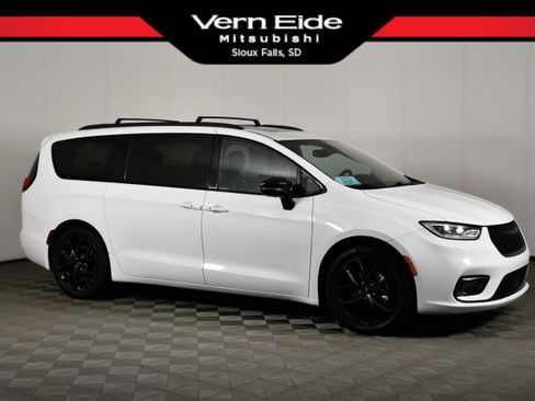 Used 2025 Chrysler Pacifica Limited FWD image 1