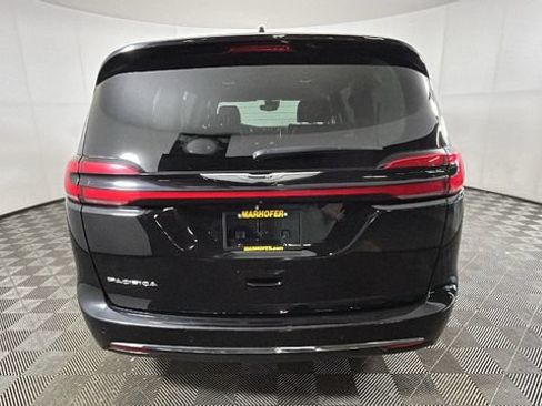 Used 2024 Chrysler Pacifica Touring-L FWD image 3