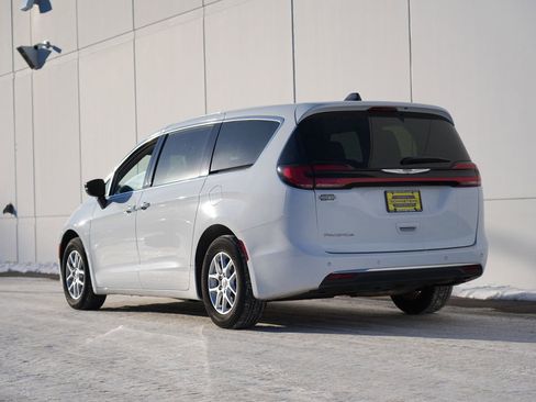 Used 2024 Chrysler Pacifica Touring-L image 5