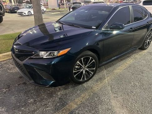 Used 2020 Toyota Camry SE image 1