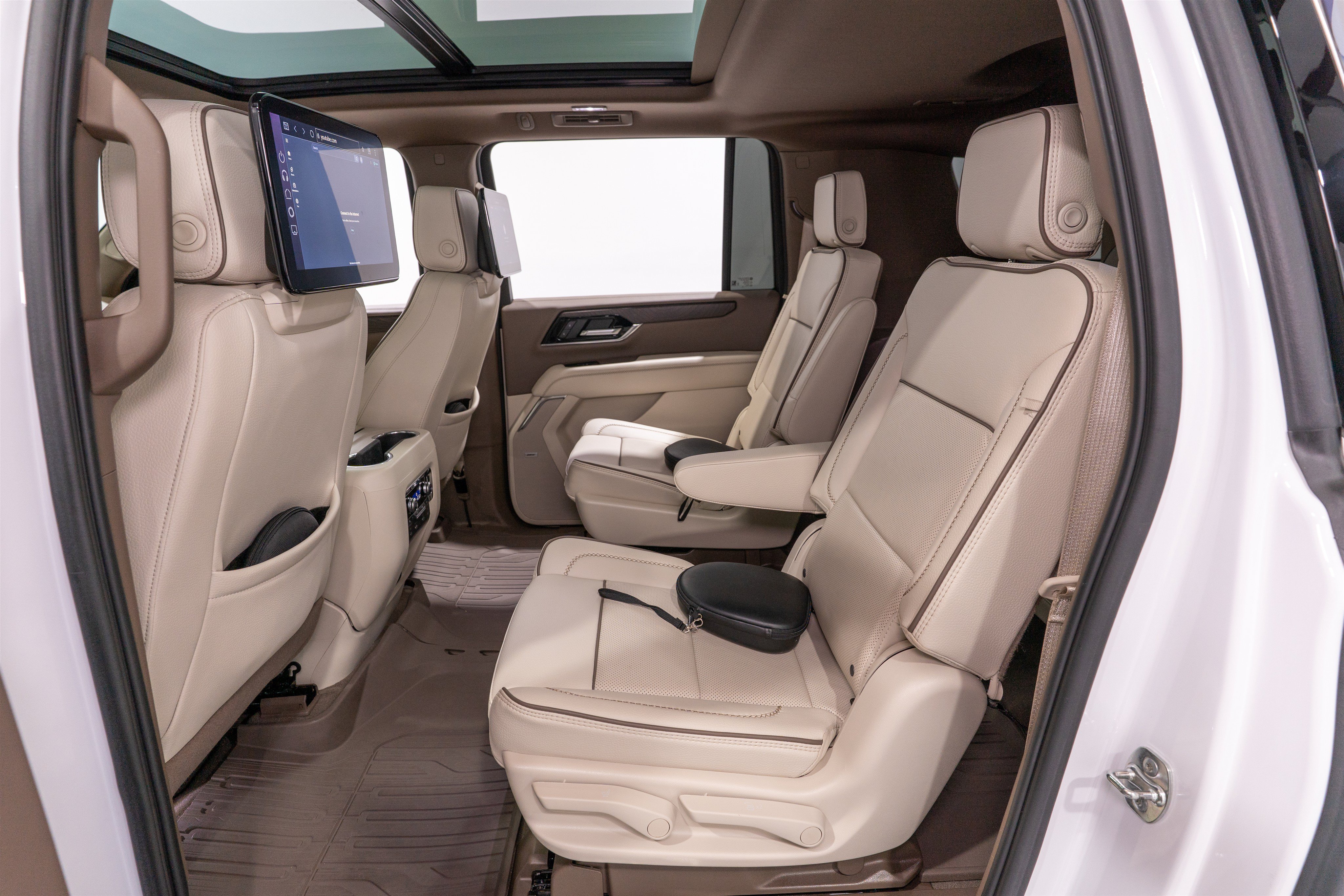 Used 2025 GMC Yukon XL Denali w/ Denali Reserve Package AWD/4WD image 34
