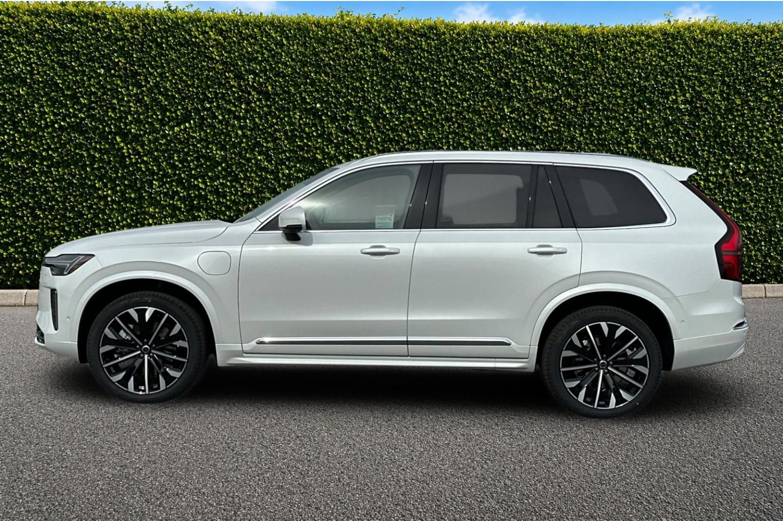New 2025 Volvo XC90 T8 Plus w/ Protection Package Premier AWD/4WD image 3