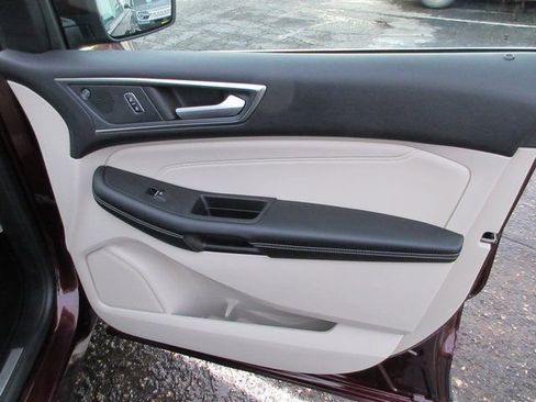 Used 2024 Ford Edge Titanium image 32