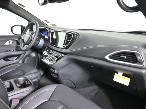 Used 2025 Chrysler Pacifica Select image 14