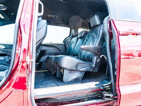 Used 2019 Chrysler Pacifica Touring-L FWD image 25