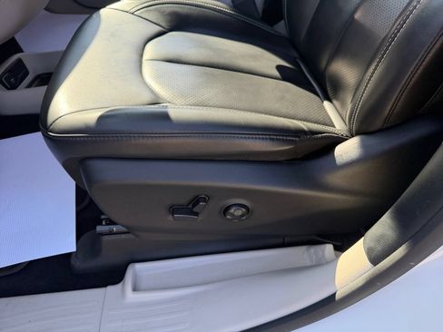 Used 2023 Chrysler Pacifica Touring-L FWD image 13