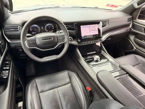 Used 2024 Jeep Wagoneer 2WD image 12