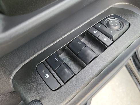 Used 2025 Toyota 4Runner SR5 AWD/4WD image 17