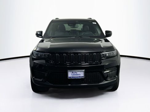 Used 2023 Jeep Grand Cherokee Altitude image 2