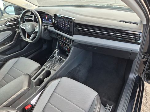 Used 2025 Volkswagen Jetta SE FWD image 34