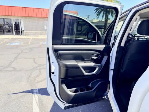 Used 2017 Nissan Titan SV RWD image 18