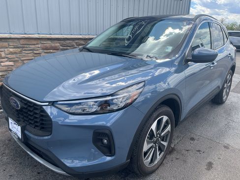 Used 2025 Ford Escape Platinum AWD/4WD image 2