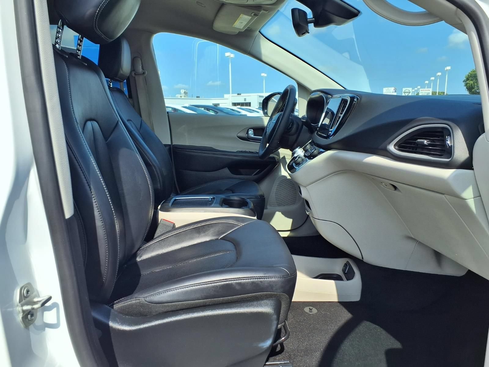 Used 2024 Chrysler Pacifica Touring-L FWD image 14