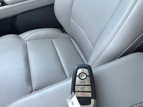 Used 2025 Ford Expedition Active AWD/4WD image 5