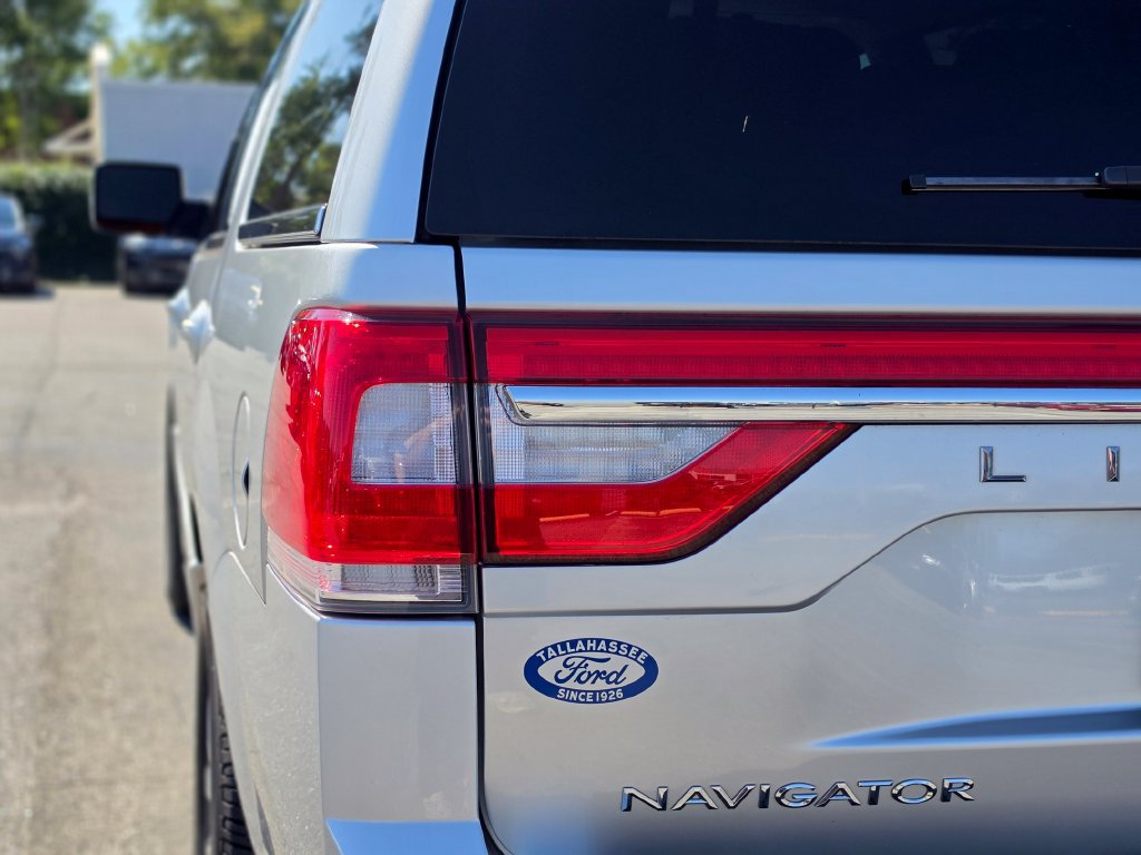 Used 2017 Lincoln Navigator Select RWD image 12