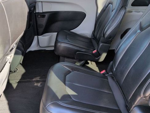 Used 2023 Chrysler Pacifica Touring-L FWD image 25