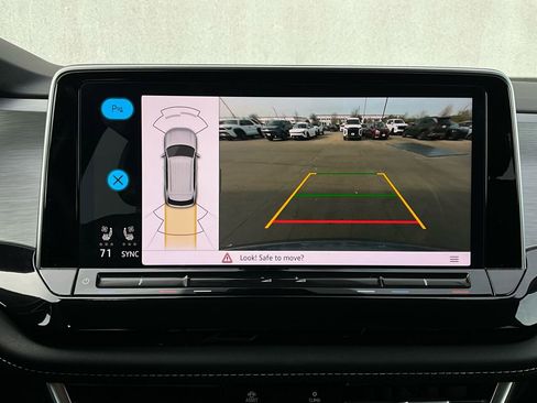 Used 2025 Volkswagen Atlas Cross Sport SE image 32