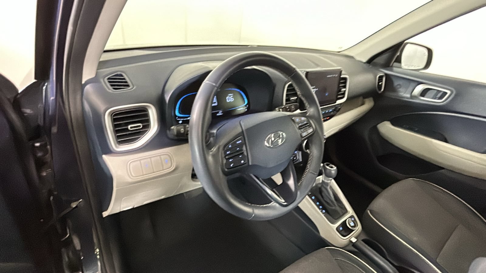 Used 2023 Hyundai Venue Limited FWD image 16