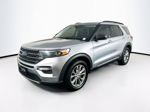 Used 2022 Ford Explorer XLT w/ Equipment Group 202A image 3