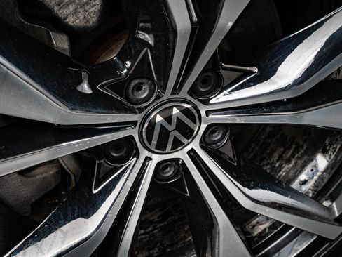 Used 2024 Volkswagen Atlas Cross Sport SEL Premium R-Line image 8