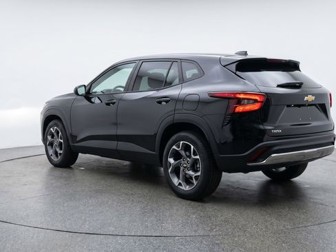 Used 2025 Chevrolet Trax LT FWD image 6