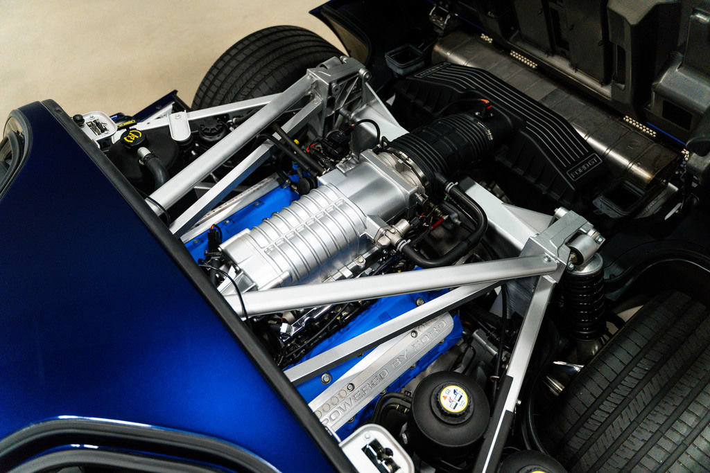 Used 2005 Ford GT RWD image 2
