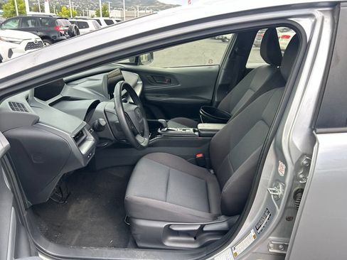 Used 2025 Toyota Prius LE FWD image 17