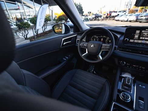 New 2025 Mitsubishi Outlander SE image 18