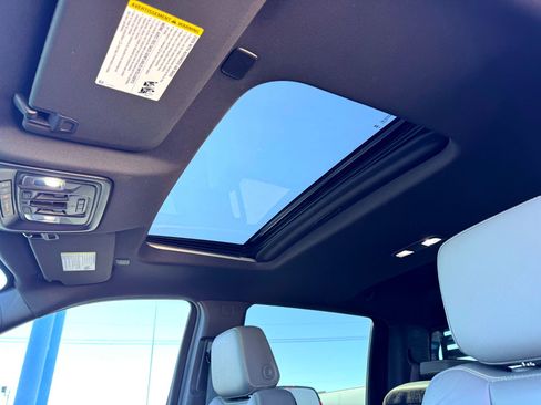 Used 2024 Chevrolet Silverado 2500 ZR2 w/ Technology Package image 16