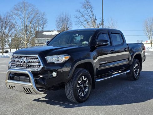 Used 2017 Toyota Tacoma TRD Off-Road image 4