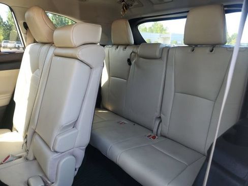 Used 2021 Toyota Highlander XLE AWD/4WD image 7