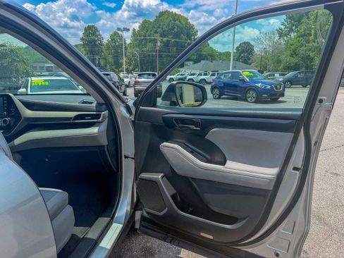 Used 2021 Toyota Highlander L FWD image 20
