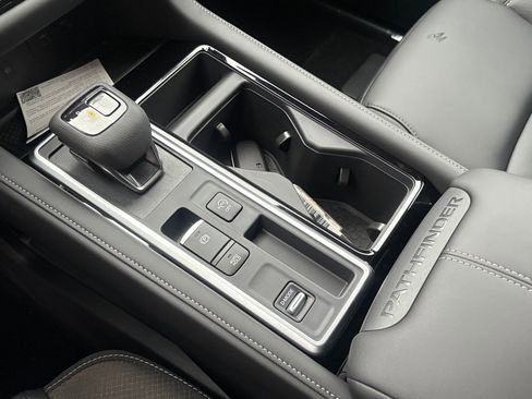 New 2025 Nissan Pathfinder SL image 12