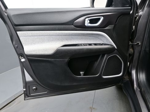 Used 2022 Jeep Compass Latitude image 9