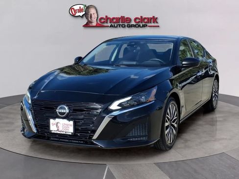 Used 2024 Nissan Altima 2.5 SV FWD image 1