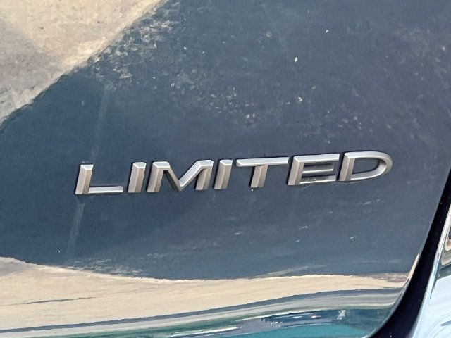Used 2025 Chrysler Pacifica Limited FWD image 2