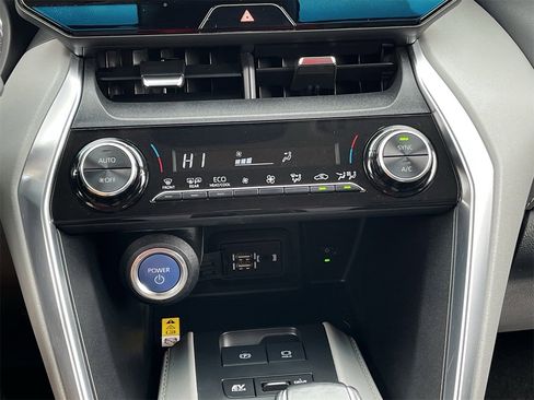 Used 2021 Toyota Venza LE image 18