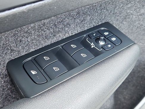 Used 2024 Volvo XC40 B5 Core image 22