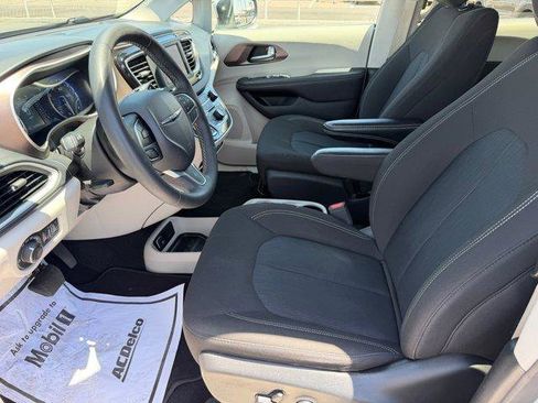 Used 2023 Chrysler Voyager LX FWD image 11