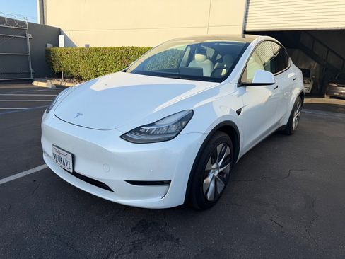 Used 2021 Tesla Model Y Long Range AWD/4WD image 1