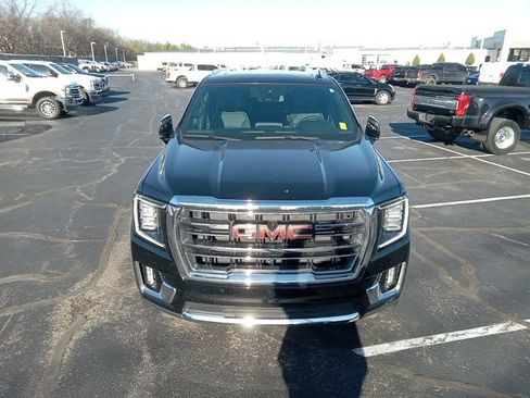 Used 2023 GMC Yukon SLT w/ SLT Premium Package image 2