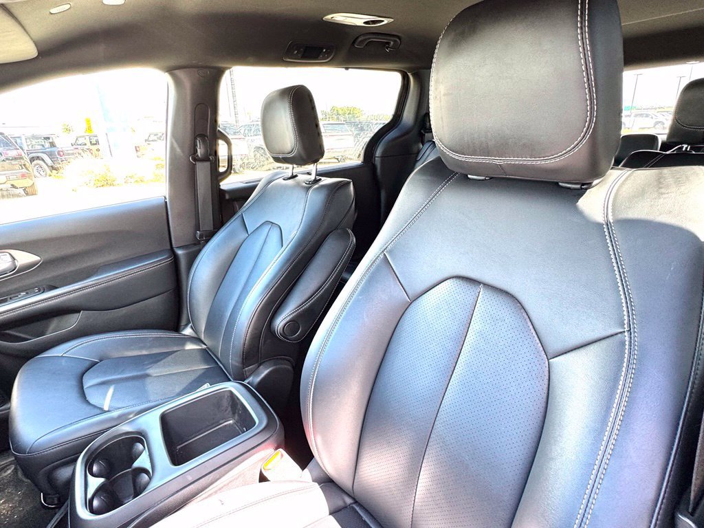 Used 2025 Chrysler Pacifica Select FWD image 12