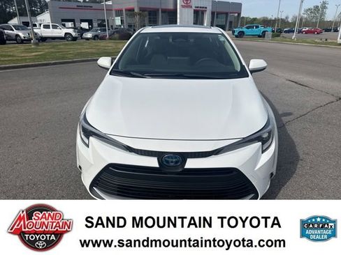 Used 2025 Toyota Corolla XLE image 8