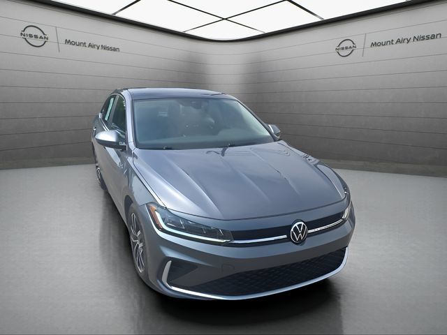 Used 2025 Volkswagen Jetta SE FWD image 2