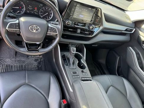 Used 2021 Toyota Highlander XLE image 2