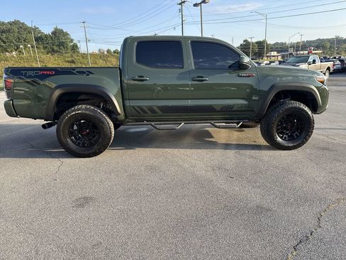 Used 2021 Toyota Tacoma TRD Off-Road w/ TRD Premium Off Road Package AWD/4WD image 4